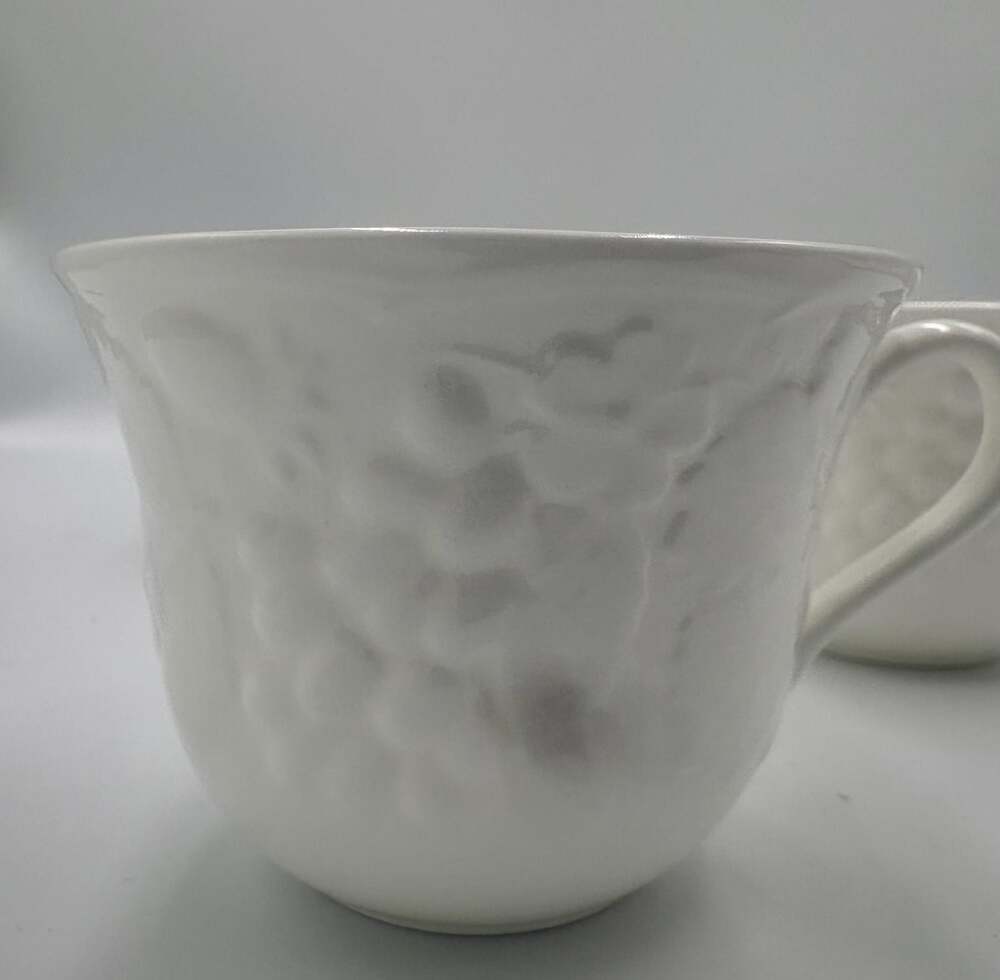 Set of 7- 1988 Wedgwood Bone China 'Strawberry & Vine' coffee/tea cups